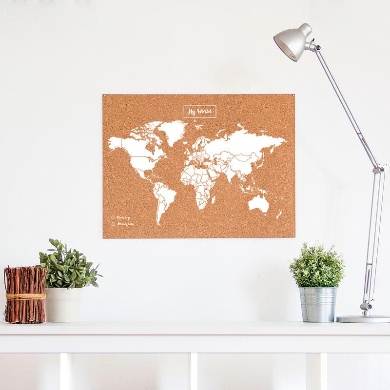 Carte du monde en liège - couleur naturelle, impression blanc | Miss Wood carte murale grand tube Miss Wood Taille L (60 x 45 cm) 